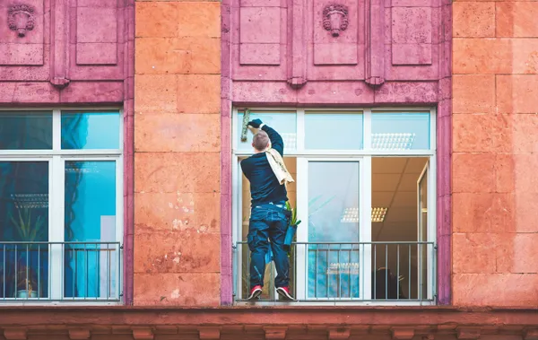 Ein Privathaushalt bei der Fensterreinigung