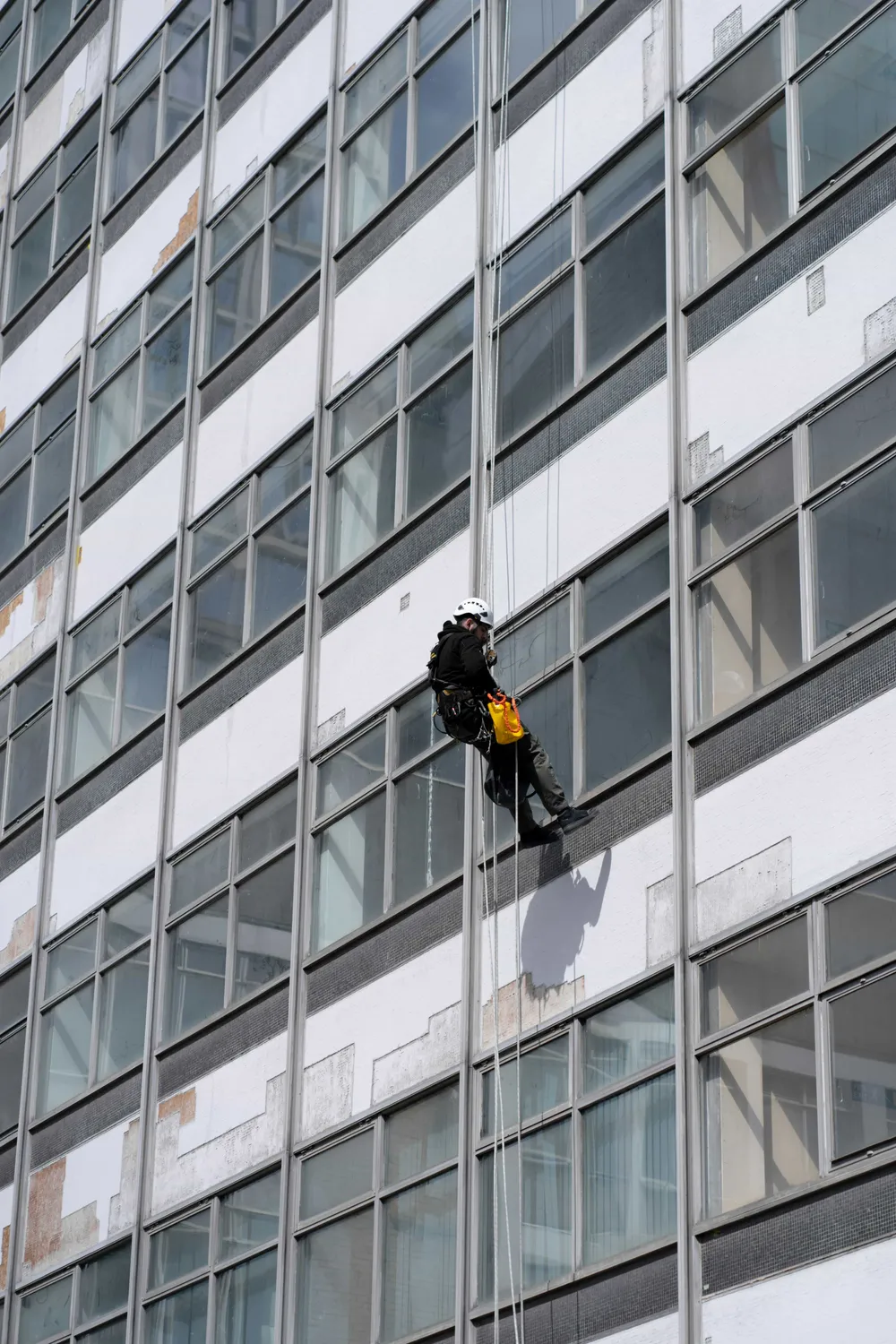 Ein Mann beim Reinigen eines Fensters.
